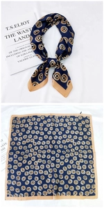 Détail macro du foulard carré en soie bleu marine avec cercles géométriques et bord