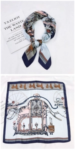 Gros plan sur un foulard carré en soie avec imprimé calèche vintage et bordure élégante