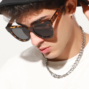 Lunettes de soleil oversize tendance en écailles de tortue avec verres foncés chic