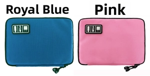 Dettaglio delle borse porta accessori digitali portatili in blu e rosa