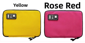 Dettaglio delle borse per accessori digitali in nylon giallo e rosa con doppia zip