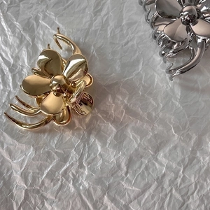 French style floral alloy hair claw clips in polished gold and silver finishes