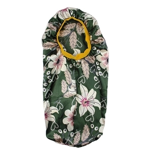 Cuffia da notte lunga in raso verde scuro con fiori e fascia elastica gialla