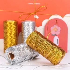 Primo piano di spago metallico oro e argento 1,5 mm per confezioni regalo e DIY