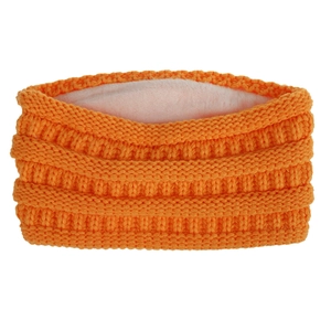 Détail d'un bandeau orange tricoté avec texture ondulée et doublure en polaire blanche