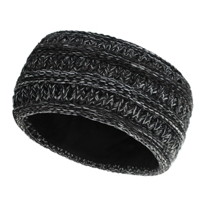 Détail de la texture en maille épaisse et de la doublure polaire du bandeau d'hiver