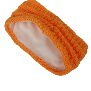 Gros plan d'un bandeau en tricot orange vif avec doublure en polaire blanche ultra chaude