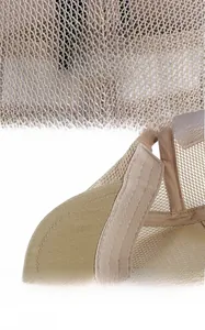 Detalle del tejido de malla transpirable y la banda para el sudor interior de la gorra infantil