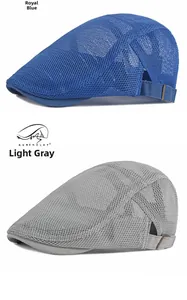 Detalle de boina infantil de malla transpirable en azul real y gris claro con hebillas