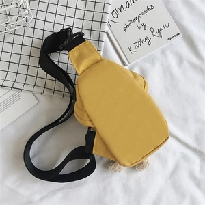 Sac de poitrine ours jaune mignon en toile avec bandoulière sur fond artistique