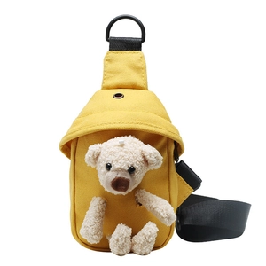 Sac de poitrine en toile jaune pour femme avec une adorable décoration d'ours en peluche