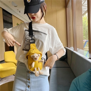 Détail du sac de poitrine en toile jaune avec ours en peluche 3D et sangle en nylon