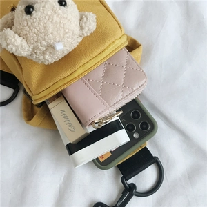 Vue intérieure du sac bandoulière en toile jaune montrant la capacité de rangement