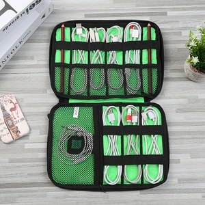 Custodia digitale nera con interno verde per cavi e accessori per lo smartphone