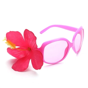 Detail einer rosa Party-Sonnenbrille mit Hibiskusblüte auf dem Kunststoffgestell