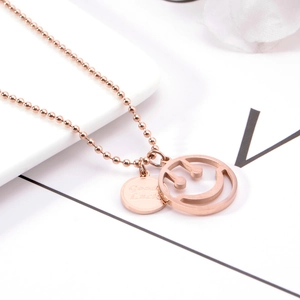 Collier en or rose avec pendentif visage souriant et médaille Good Luck élégante