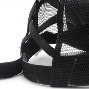 Berretto da baseball in rete nera con elastici incrociati e chiusura in velcro regolabile