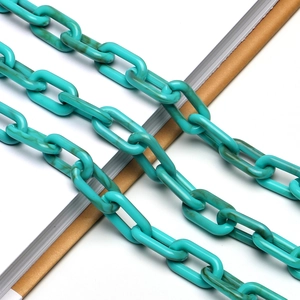 Dettaglio delle maglie della catena per occhiali in acrilico verde acqua marmorizzato