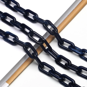 Dettaglio di maglie di catena in acrilico blu scuro con righello di misurazione