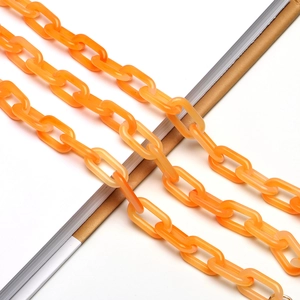Dettaglio catena per occhiali in acrilico arancione brillante con maglie ovali