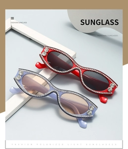 Détail de lunettes de soleil œil de chat ovales de luxe avec strass et verres polarisés