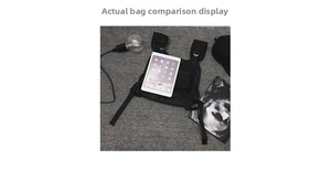 Détail du sac de poitrine tactique noir montrant la capacité avec une comparaison iPad