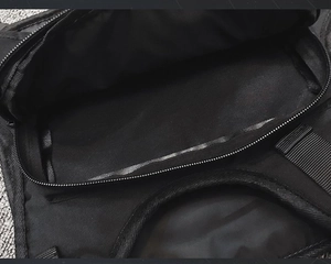 Gros plan du compartiment interne et de la fermeture éclair sur le sac de gilet tactique noir