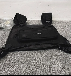 Détail du sac de poitrine tactique noir avec sangles en nylon réglables et boucle