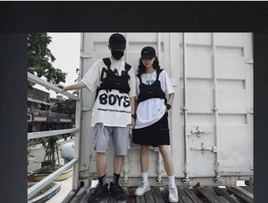 Sacoche de poitrine tactique noire en nylon avec plusieurs poches pour un style techwear