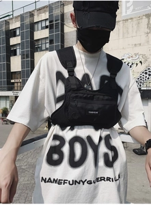 Détail du sac de poitrine tactique noir en nylon résistant avec poches zippées pratiques
