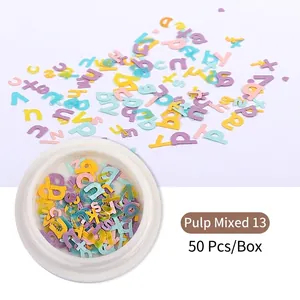Detailansicht der 50er Box mit bunten Holzschliff-Alphabet-Dekorationen für Nail Art