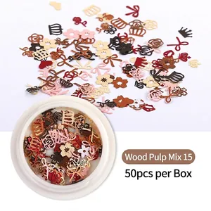 Details von gemischten Blumen- und Kronen-Nagelkunst-Flocken in einer weißen Box