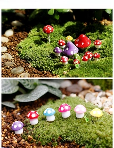 Vue détaillée de miniatures de champignons en résine colorés pour micro-paysage de mousse.