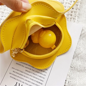 Mini sac bandoulière jaune en forme de fleur montrant l'espace interne et le cuir PU texturé