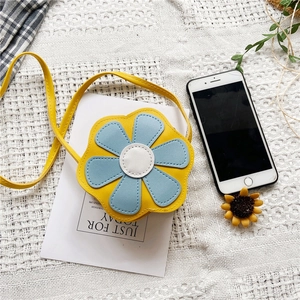 Vue détaillée d'un sac à bandoulière en forme de fleur colorée pour enfants