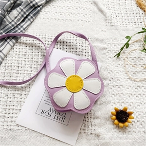 Détail d'un sac bandoulière pour enfant en forme de marguerite violette et blanche