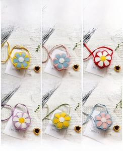 Sélection de mini sacs en forme de fleur pour enfants en six couleurs acidulées