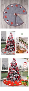 Detalle del cubrepié para árbol de Navidad en fieltro gris y rojo con apliques de corazones y gorros