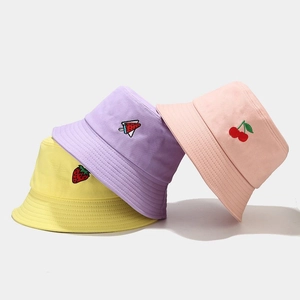 Bobs en coton pastel avec broderies de fruits en jaune, violet et rose tendre