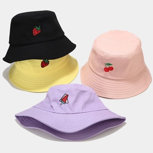 Bobs minimalistes en coton avec broderie de fruits en noir, jaune, rose et violet