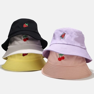 Lot de chapeaux bob en coton coloré avec de petits motifs de fruits brodés