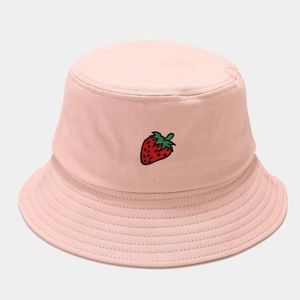 Gros plan de la broderie fraise sur le chapeau bob rose avec coutures détaillées