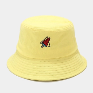 Détail d'un bob jaune en coton avec broderie colorée de glace à la pastèque