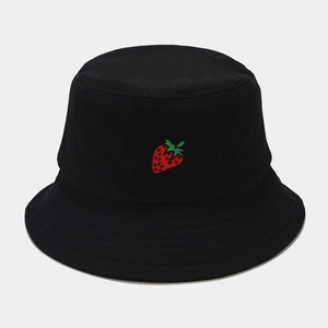 Gros plan sur la broderie fraise d'un bob en coton noir montrant les détails de couture