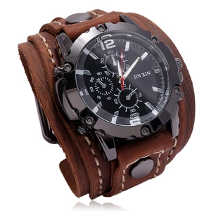 Montre de Force en Cuir Punk Rétro pour Hommes avec Bracelet Large et Détails de Rivets Cousus à la Main