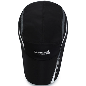 Berretto sportivo traspirante ad asciugatura rapida con logo Aquatic SPORTS e mesh