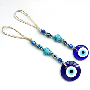 Detailansicht Evil Eye Wandbehang mit blauen Glasfisch-Anhängern und Flechtseil