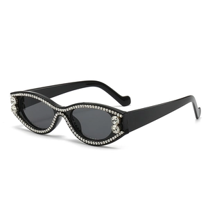 Lunettes de soleil œil de chat ovales noires avec monture strass et détails cristal