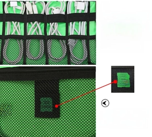 Dettaglio dell'organizzatore digitale con passanti elastici e slot per schede SD dedicati
