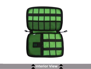 Vista interna dell'organizzatore con fodera verde e passanti elastici per cavi